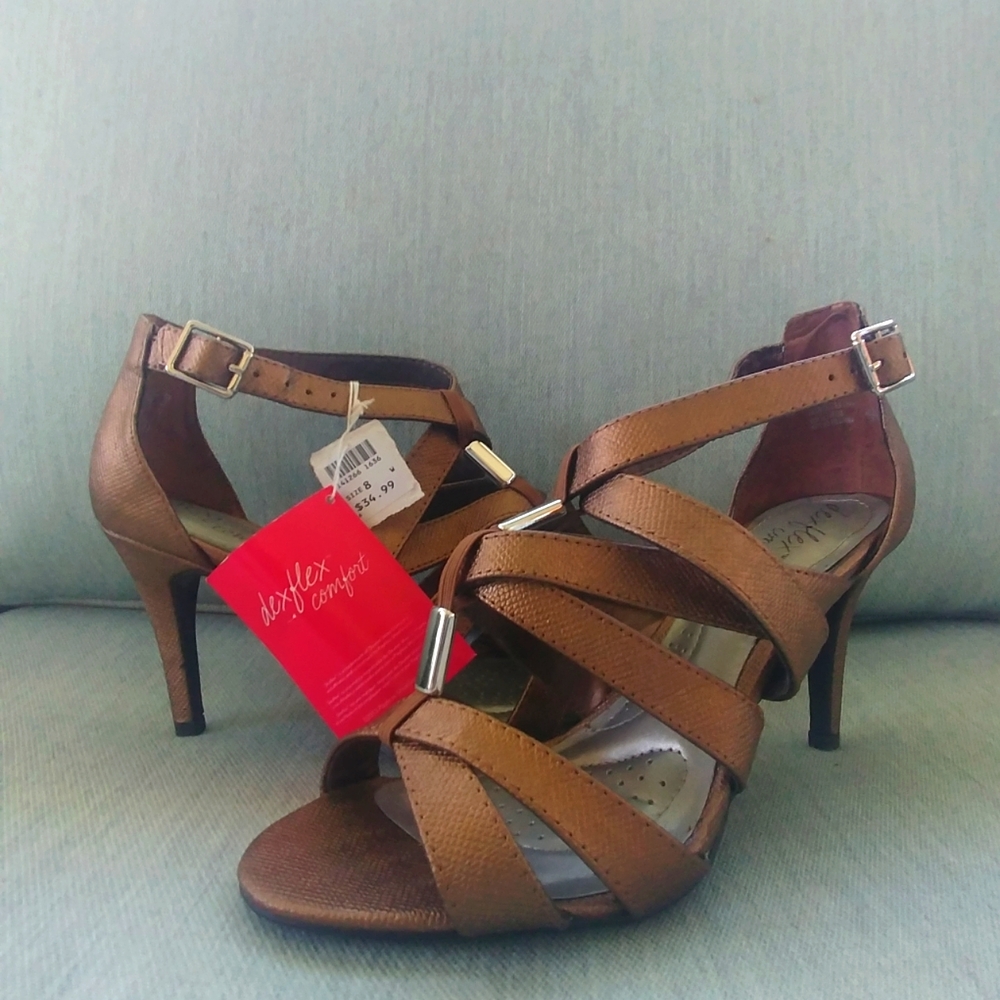 NWT, Comfort heels, bronze, unique style, size 8W, never worn
